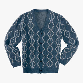 Blauwe geborstelde alpaca cardigan met ruitpatroon op een witte achtergrond.