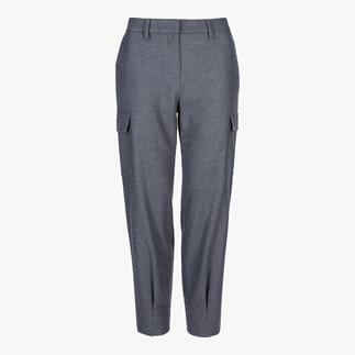 Cargo wolbroek in grijze kleur, van voren getoond.