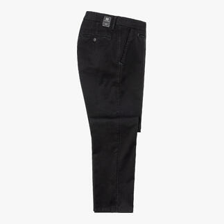 Zijaanzicht van de Perma-Black-chino's in zwart, op een witte achtergrond.
