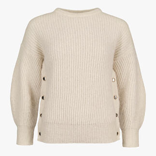 Beige trui met een losse pasvorm en knopen aan de zijkanten.