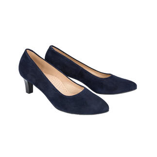Twee marineblau pumps naast elkaar op een witte achtergrond.