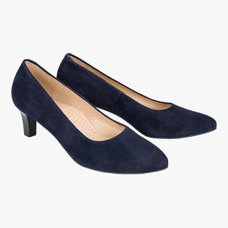 Twee marineblau pumps naast elkaar op een witte achtergrond.