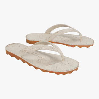 Beige heren teenslippers op een witte achtergrond.
