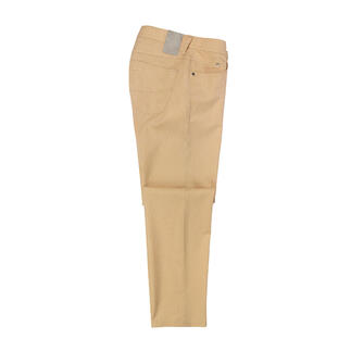 Beige five-pocket broek op een witte achtergrond.