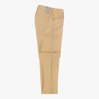 Beige five-pocket broek op een witte achtergrond.