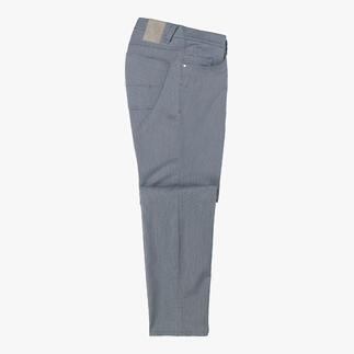 Grijze five-pocket broek op een witte achtergrond.