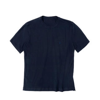 Donkerblauw T-shirt op een witte achtergrond.