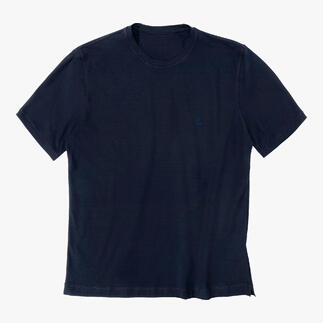 Donkerblauw T-shirt op een witte achtergrond.
