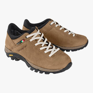 Stel van Zamberlan sneaker Commute GTX in lichtbruin, op een witte achtergrond.