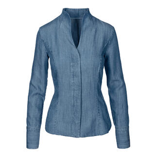 Blauwe denim blouse van van Laack op een witte achtergrond.