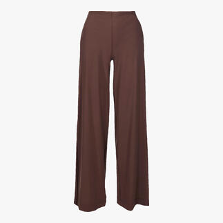 Vooraanzicht van een bruine wijde broek