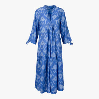 Lang kaftan jurk in blauwe kleur met bloemmotief.