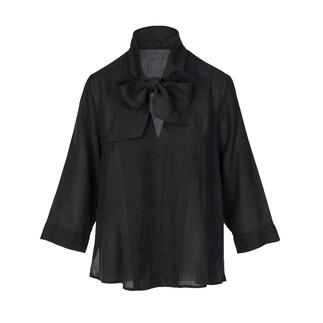 Voorkant van een zwarte blouse met strik van lichte zomerstof.
