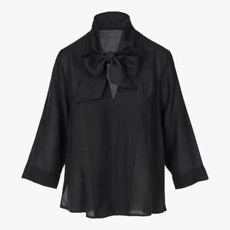 Voorkant van een zwarte blouse met strik van lichte zomerstof.
