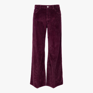 Bordeauxrode wide-leg corduroy broek op een witte achtergrond