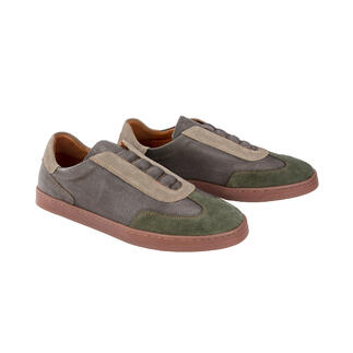 Twee grijze OCONI slip-on schoenen met groene accenten op een lichte achtergrond.