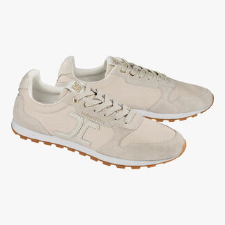 Twee lichte Candice Cooper ultralight sneakers naast elkaar.