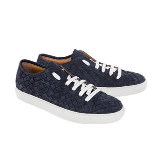 Een paar blauwe gevlochten sneakers met witte veters op een witte achtergrond.