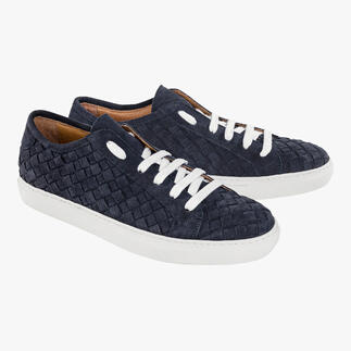 Een paar blauwe gevlochten sneakers met witte veters op een witte achtergrond.