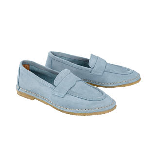 Stel van lichtblauwe comfortabele mocassins van Gran Step op een witte achtergrond.