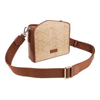 Combinatie van bruine raffia boxy tas en een kleine binnenzak.