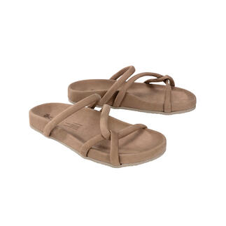 Twee comfortabele pantoffels in caramelkleur, op een witte achtergrond.