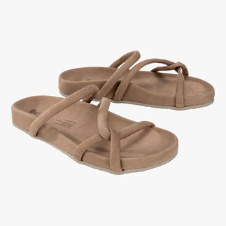 Twee comfortabele pantoffels in caramelkleur, op een witte achtergrond.
