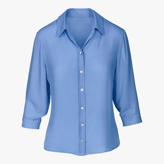Blauwe Janice & Jo blouse voor elk seizoen in volle zicht.