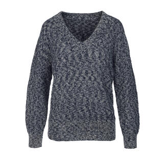 Grijze flamé jaarpullover met V-hals op een witte achtergrond.