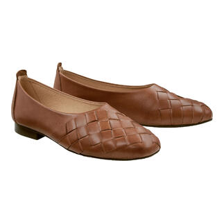 Twee OCONI ballerina's in cognac naast elkaar