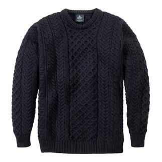 Marineblau Merino-Aran-trui op een witte achtergrond.