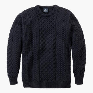 Marineblau Merino-Aran-trui op een witte achtergrond.