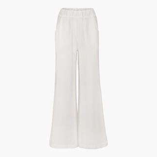 Witte twillbroek op een witte achtergrond