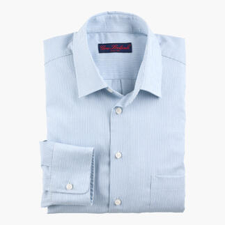Gestreefd merino-seiden overhemd in blauw en ecru, gevouwen.