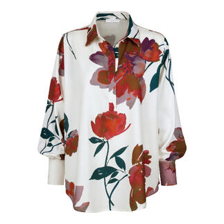 Blouse in crème met kleurrijk bloemenpatroon en losse mouwen.