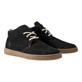 Zwarte ultralichte chukka schoenen met lichte veters op een neutrale achtergrond.