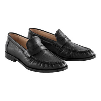 Zwarte luxe penny loafers op een witte achtergrond