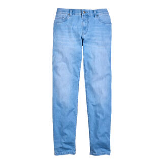 Lichtblauwe zomerjeans met rechte pasvorm in vooraanzicht.