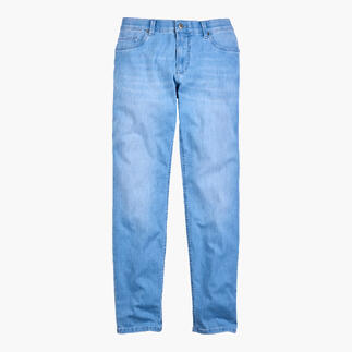 Lichtblauwe zomerjeans met rechte pasvorm in vooraanzicht.