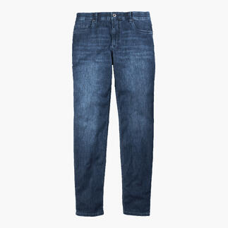 Indigo zomerjeans in een rechte pasvorm op een witte achtergrond.
