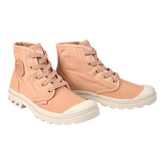 Palladium canvas laarzen in roze, zijaanzicht met veters.