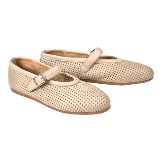 Geperforeerde Mary Janes in beige met bandje.
