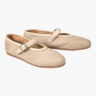 Geperforeerde Mary Janes in beige met bandje.