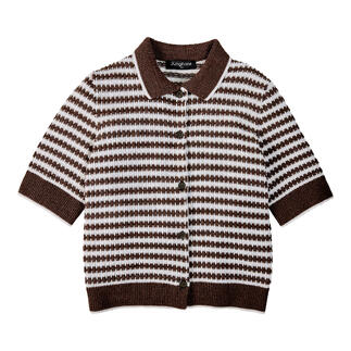 Wafel gebreid polo in koffie-ecru, modieus met korte mouwen en knoopsluiting.