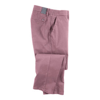 Rozenhoutkleurige chino broek in gevouwen positie, toont de zakken en stiksels.