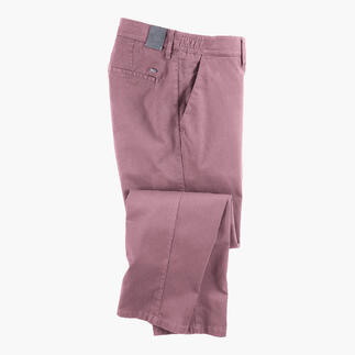 Rozenhoutkleurige chino broek in gevouwen positie, toont de zakken en stiksels.