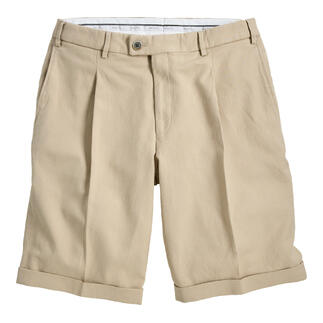 Bermuda met plooi in beige, casual en elegant, op een neutrale ondergrond.