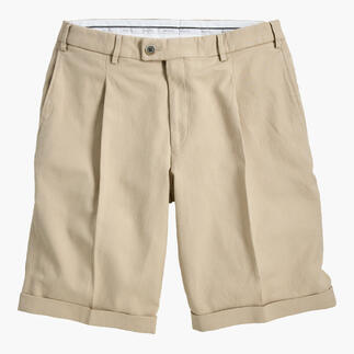 Bermuda met plooi in beige, casual en elegant, op een neutrale ondergrond.