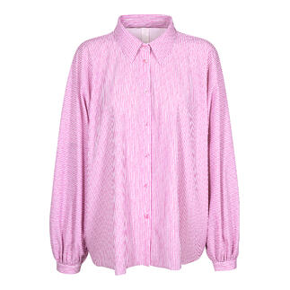 Roze gestreepte blouse voor vrouwen, op een witte achtergrond.