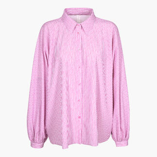 Roze gestreepte blouse voor vrouwen, op een witte achtergrond.